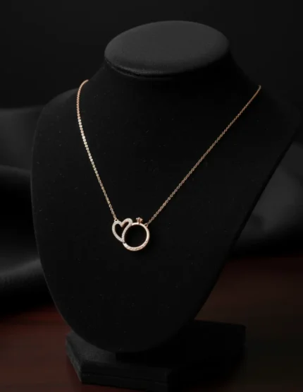 manken üzerinde sonsuz aşk yüzük ve kalp rose gold kolye
