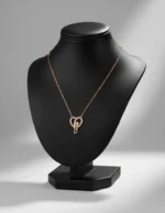 manken üzerinde aşıklar silüetli zirkon taşlı kolye