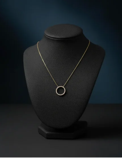 manken üzerinde pırlanta kesim zirkonlu sonsuz daire altın kolye