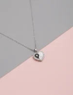 yin yang kalpli gümüş kolye gri pembe fon
