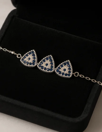 FitLiva hediye kutusunda üçgen lacivert taşlı gümüş bileklik