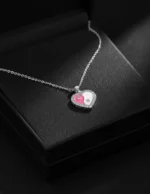 yin yang kalpli gümüş kolye yakın çekim pembe beyaz fon
