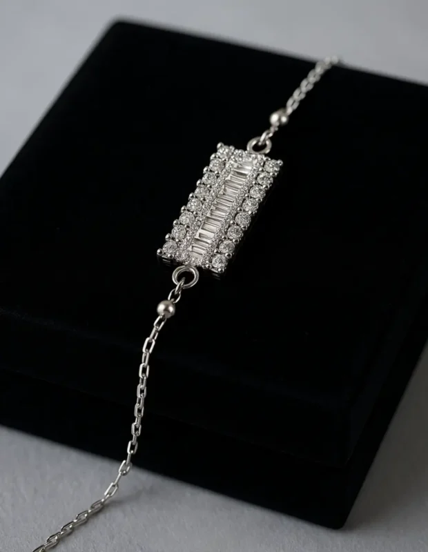 FitLiva kutusunda 925 ayar gümüş baget taşlı bileklik