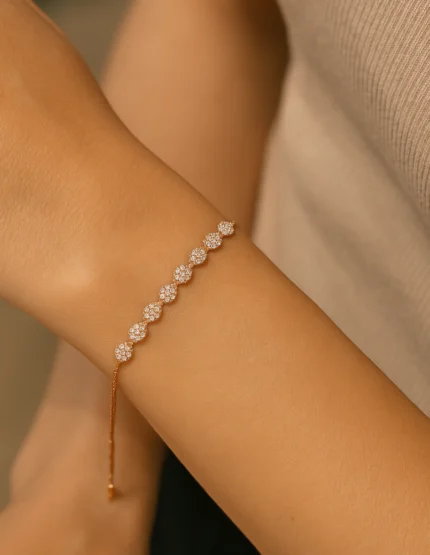 Zarif Işıltı 925 ayar gümüş kadın bileklik bilekte duruş