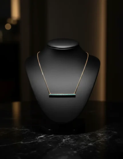 manken üzerinde turkuaz taşlı minimal bar rose gold kolye