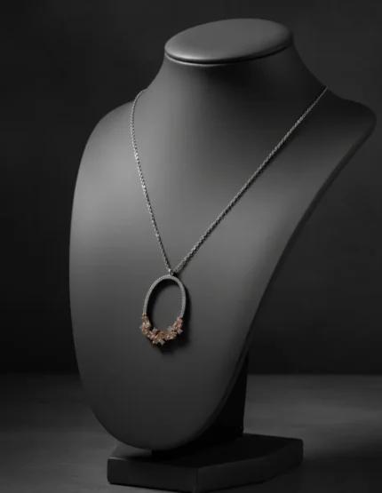 manken üzerinde Doğanın Işıltısı Yaprak Motifli Elips Kolye