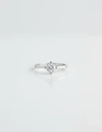 Silver 925 Tektaş Zirkon Kadın Yüzük beyaz arka plan