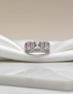 Pembe Zirkon Üç Taşlı Halo 925 Ayar Gümüş Kadın Yüzük | FitLiva saten beyaz fonda