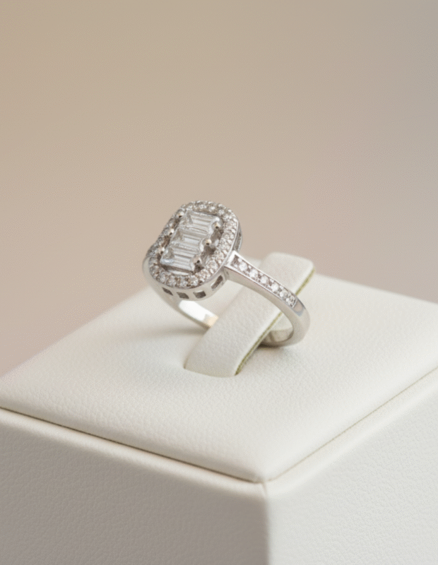 Silver 925 baget zirkon halo kadın yüzük – bej arka planlı takı standında yakın çekim | FitLiva