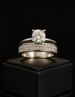 FitLiva Lüks Işıltılı 925 Ayar Zirkon Tektaş Tamtur Kadın Yüzük siyah zemin üzerinde