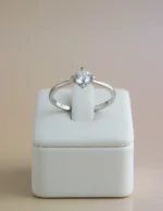 Silver 925 Tektaş Zirkon Kadın Yüzük beyaz vitrin üzerinde