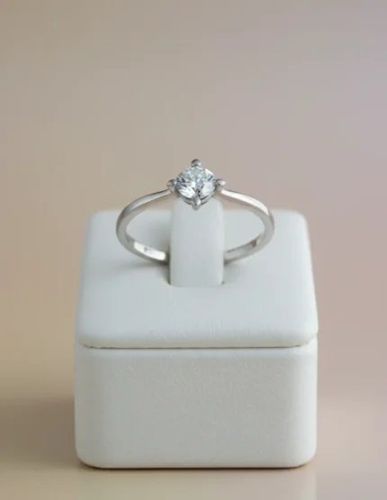 Silver 925 Tektaş Zirkon Kadın Yüzük beyaz vitrin üzerinde