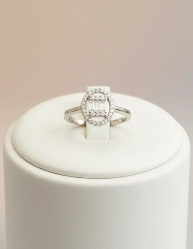 Silver 925 oval baget zirkon halo kadın yüzük – bej stant üzerinde yumuşak ışıklı çekim | FitLiva