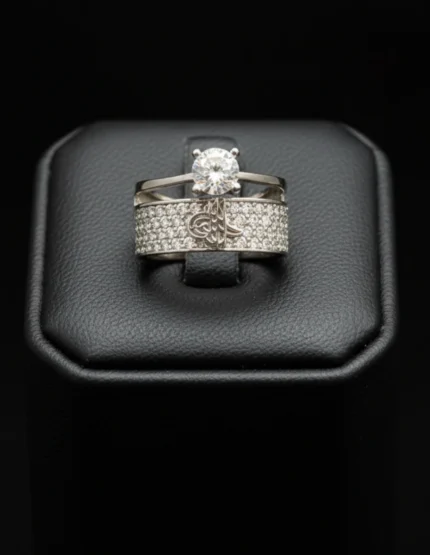 Tuğra motifli geniş bant ve tektaşlı Silver 925 zirkon kadın yüzük – siyah fon yakın çekim