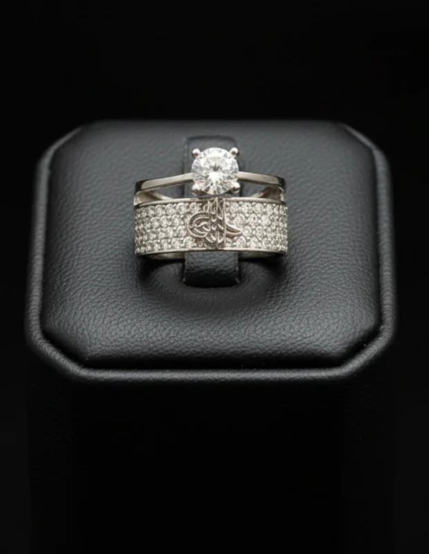 Tuğra motifli geniş bant ve tektaşlı Silver 925 zirkon kadın yüzük – siyah fon yakın çekim