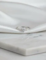 Silver 925 Tektaş Zirkon Kadın Yüzük saten ve mermer üzerinde