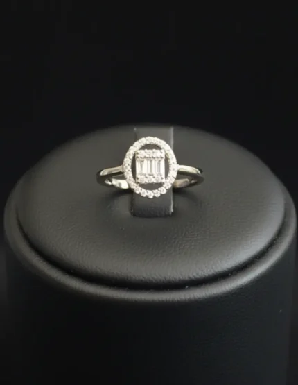 Silver 925 oval baget zirkon halo kadın yüzük – siyah deri stant üzerinde lüks çekim | FitLiva