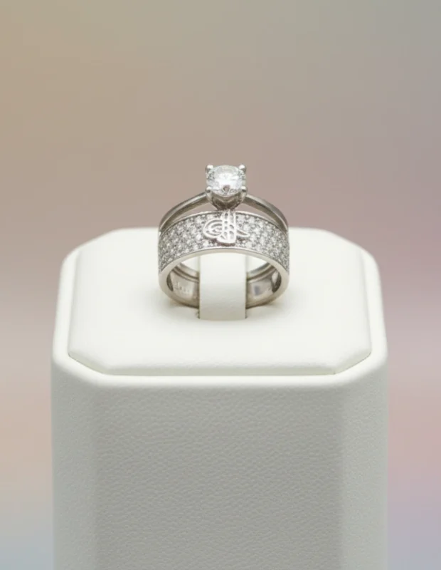 Tuğra motifli Silver 925 tektaş yüzük stand üzerinde