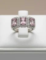 Pembe Zirkon Üç Taşlı Halo 925 Ayar Gümüş Kadın Yüzük beyaz standda | FitLiva