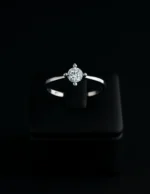 Silver 925 Tektaş Zirkon Kadın Yüzük siyah vitrin çekimi