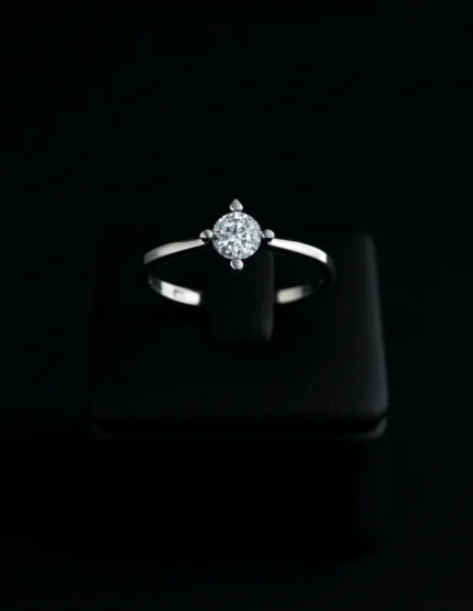 Silver 925 Tektaş Zirkon Kadın Yüzük siyah vitrin çekimi