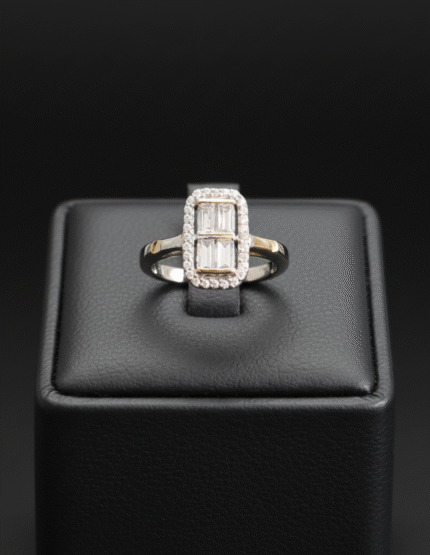 Silver 925 altın detaylı baget halo zirkon kadın yüzük – siyah deri takı standı üzerinde lüks çekim | FitLiva