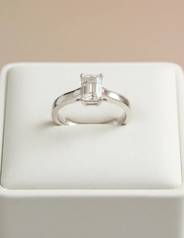 Silver 925 emerald baget tektaş kadın yüzük – bej fonda zarif stant üzerinde yakın çekim | FitLiva