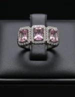 FitLiva pembe zirkon üç taşlı halo yüzük siyah arka planda