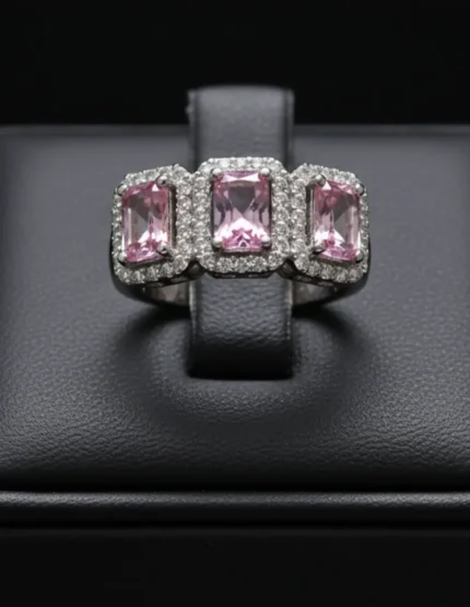 FitLiva pembe zirkon üç taşlı halo yüzük siyah arka planda