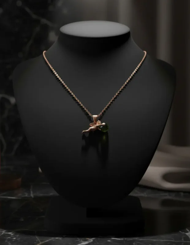 Siyah manken üzerinde sergilenen yeşil taşlı aşk meleği rose gold kolye.