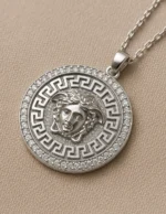 Grek motifli Medusa kolye yakın çekim – mikro pavé taşlı