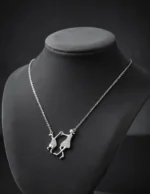 Silver anne çocuk figürlü kolye manken üstünde