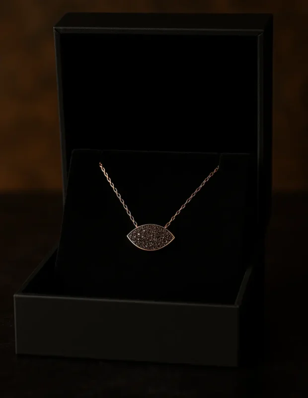 Lüks siyah Fitliva kutusunda sunulan siyah taşlı rose gold göz kolye.