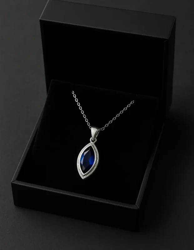 Lüks siyah kutu içinde sunulan mavi taşlı mekik kesim gümüş kolye.